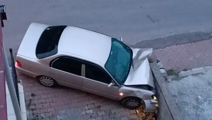 Kontrolü Kaybeden Araç Duvara Çarptı: Yaralılar Hastaneye Kaldırıldı