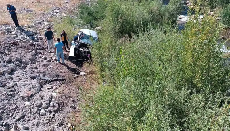 Sivas'ta Otomobil Dere Yatağına Uçtu: Korkunç Kaza İki Can Aldı